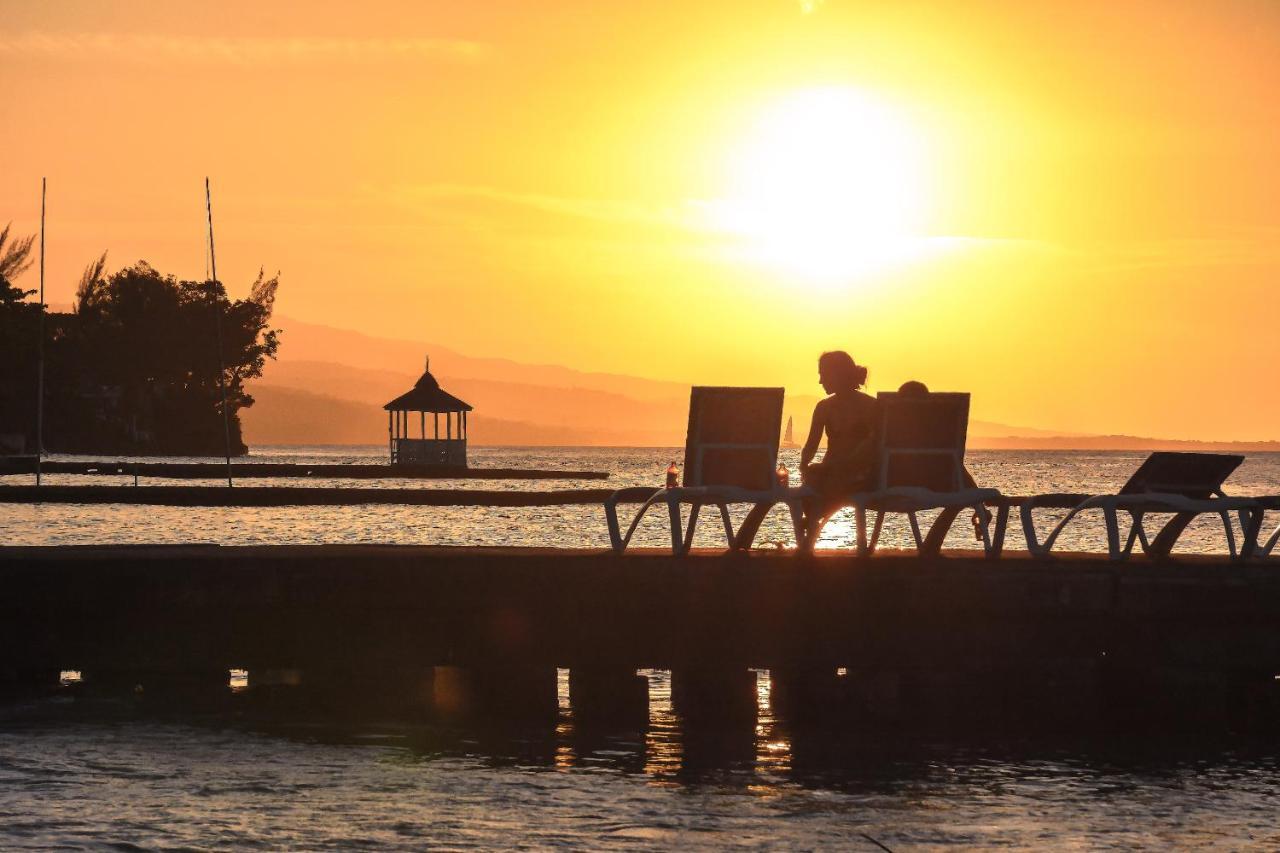 Beach Front Hotel Ocho Rios Exterior photo